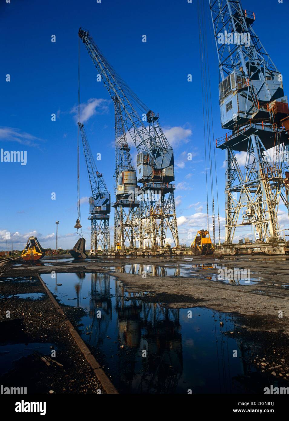 Les quais de Barry n'ont pas été construits avant la fin du XIXe siècle pour faire face au commerce du charbon. Ils fournissent toujours l'une des principales sources d'emploi f Banque D'Images