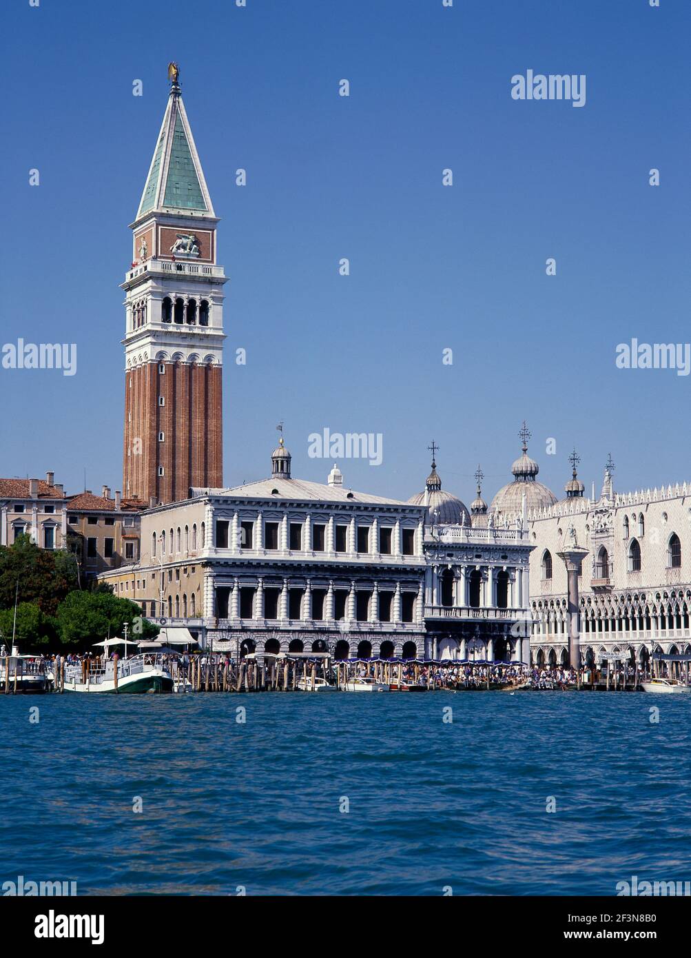 Venise. Cité médiévale historique dans le lagon. Construit sur des piles en bois. Place Saint-Marc piazza San Marco vue de l'eau. Lagon. Campanile clocher. PA Banque D'Images