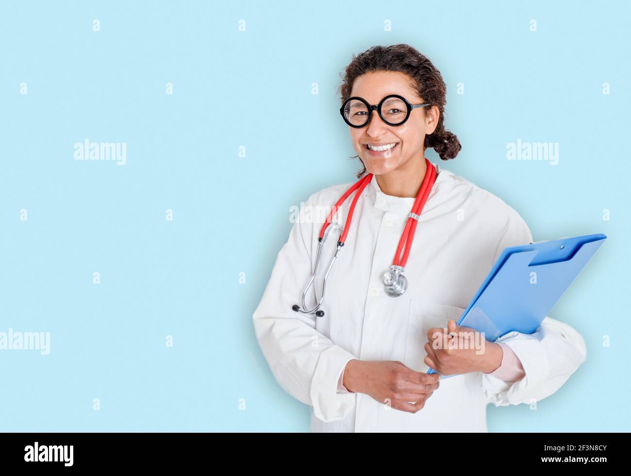 Studio portrait de femme noire médecin sur fond bleu Banque D'Images