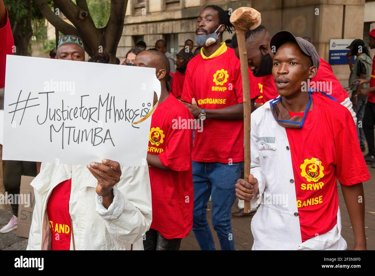 Johannesburg, Afrique du Sud. 17 mars 2021. Les manifestants affichent des pancartes et brandissent des slogans devant le tribunal du magistrat de Johannesburg pendant une manifestation.les manifestants se rassemblent devant le tribunal du magistrat lors de la comparution devant le tribunal d'officiers de police impliqués dans le meurtre de Mthokozisi Ntumba. (Photo de Thabo Jaiyesimi/SOPA Images/Sipa USA) crédit: SIPA USA/Alay Live News Banque D'Images