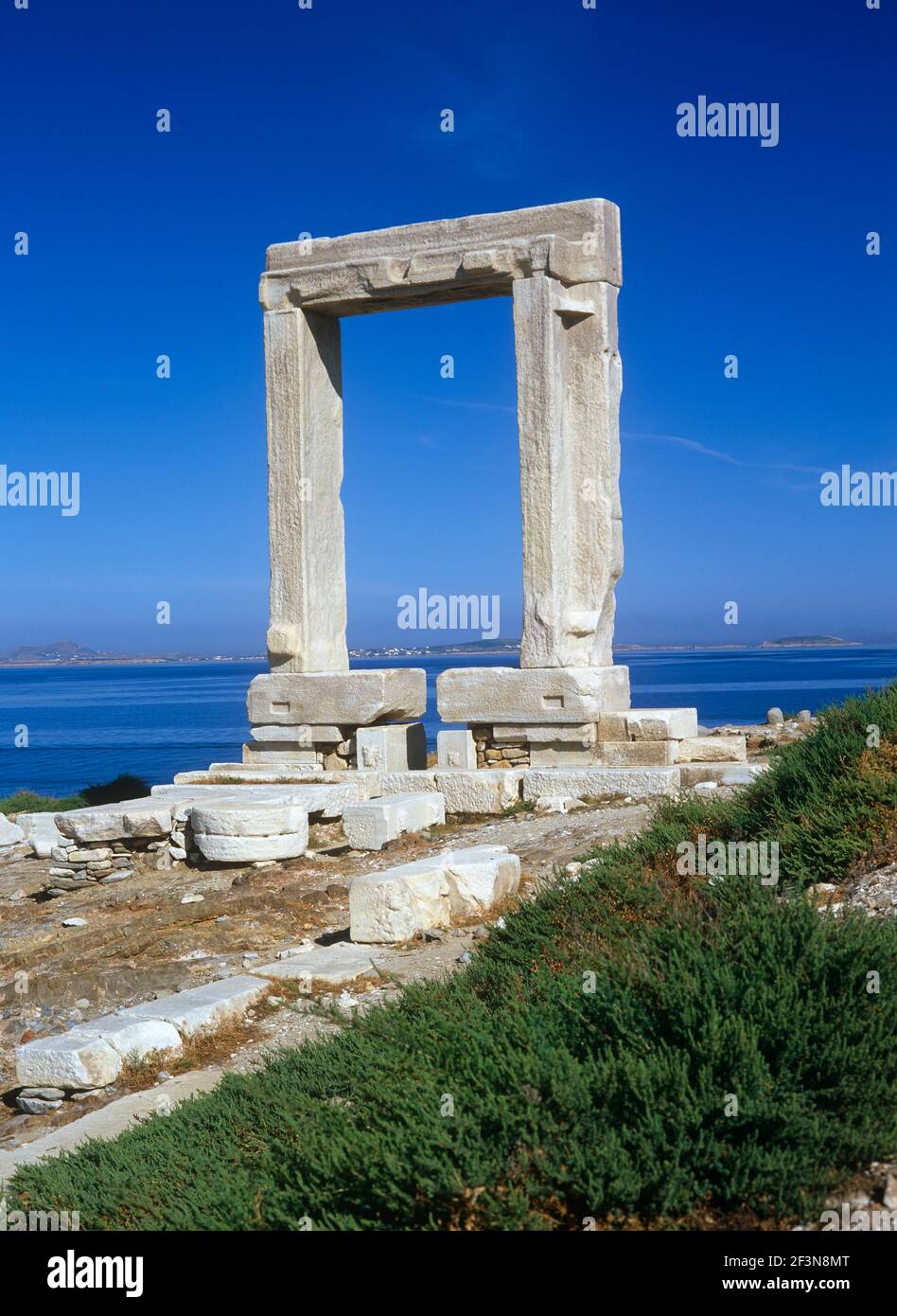 Le Portara une porte en marbre qui a été construite au 6ème siècle av. J.-C. sont tout ce qui reste d'un temple dédié à Apollon sur l'île de Palatia. Banque D'Images