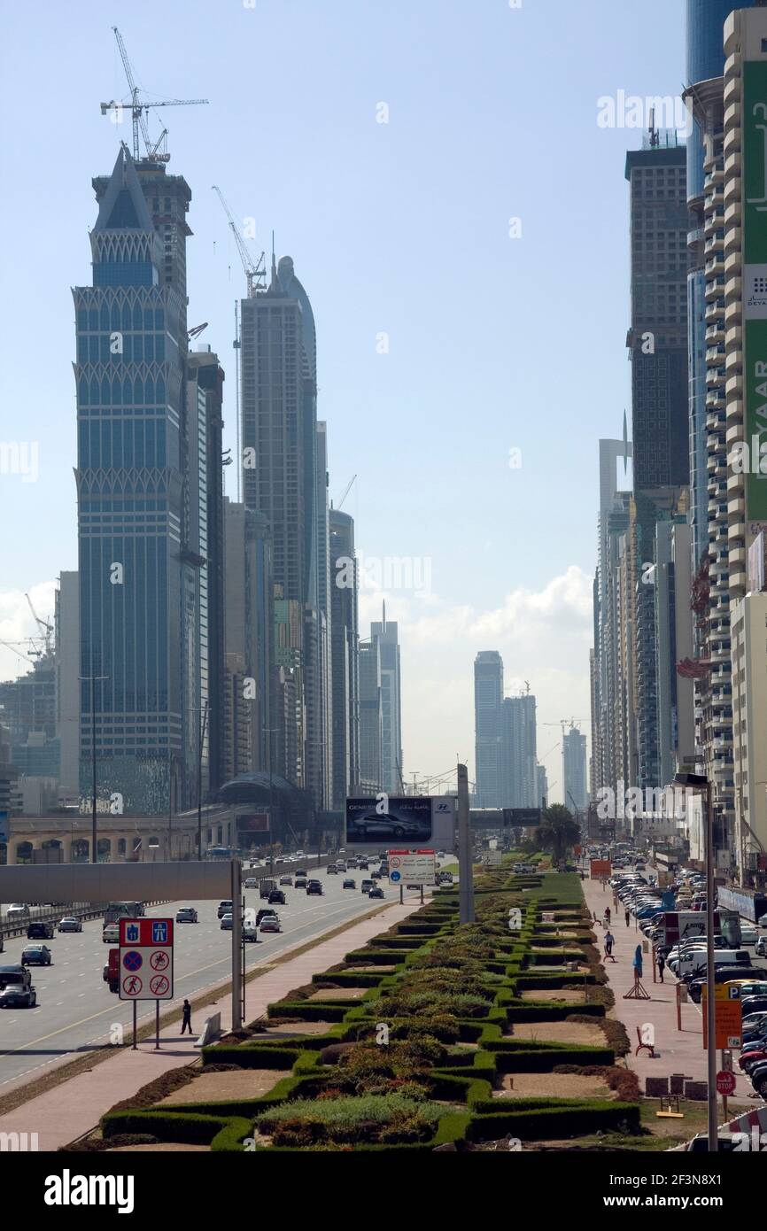 Sheikh Zayed Road est au coeur de la ville de Dubaï, et est une longue avenue droite de grands bâtiments, et une autoroute à plusieurs voies. Date de prise de vue mai 2009. Banque D'Images