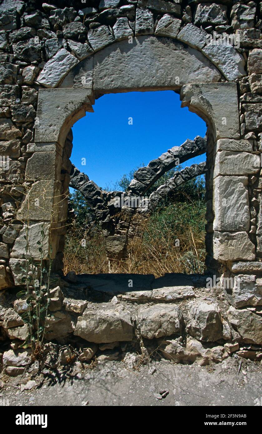 Baram est un ancien kibboutz sur un territoire contesté dans le nord d'Israël, avec des bâtiments endommagés, et les ruines d'une synagogue juive historique. Banque D'Images