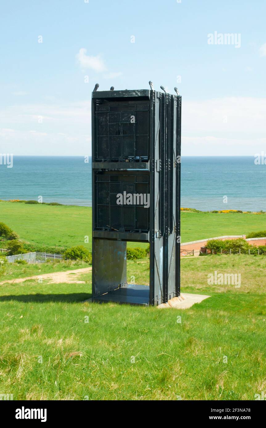 Le site de South Shaft de la mine de charbon Easington est commémoré par une cage en acier, une cage à puits, sur le promontoire surplombant la mer. Le clo de la fosse Banque D'Images