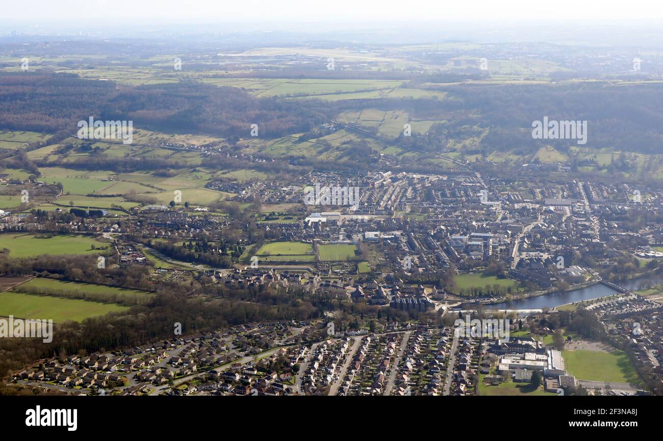 Vue aérienne de la ville d'Otley en direction du sud depuis Newall vers l'aéroport de Leeds Bradford, West Yorkshire Banque D'Images