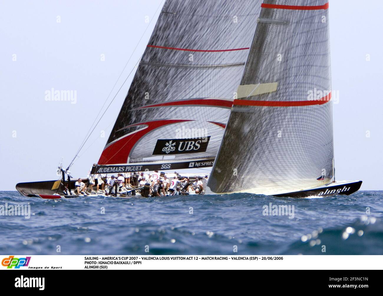 VOILE - COUPE DE L'AMÉRIQUE 2007 - VALENCE LOUIS VUITTON ACT 12 - COURSE DE MATCH - VALENCE (ESP) - 28/06/2006 PHOTO : IGNACIO BAAIXAULI / DPPI ALINGHI (SUI) Banque D'Images