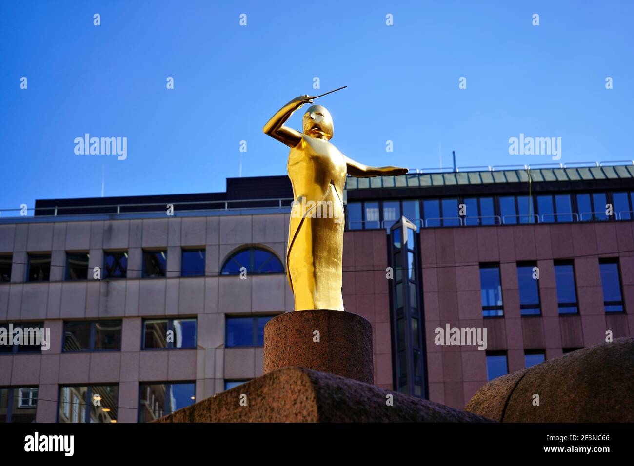 Sculpture d'or d'un chef d'orchestre au-dessus de la fontaine 'Musikbrunnen' par le sculpteur berlinois Joachim Schmettau, érigé en 1986. Banque D'Images