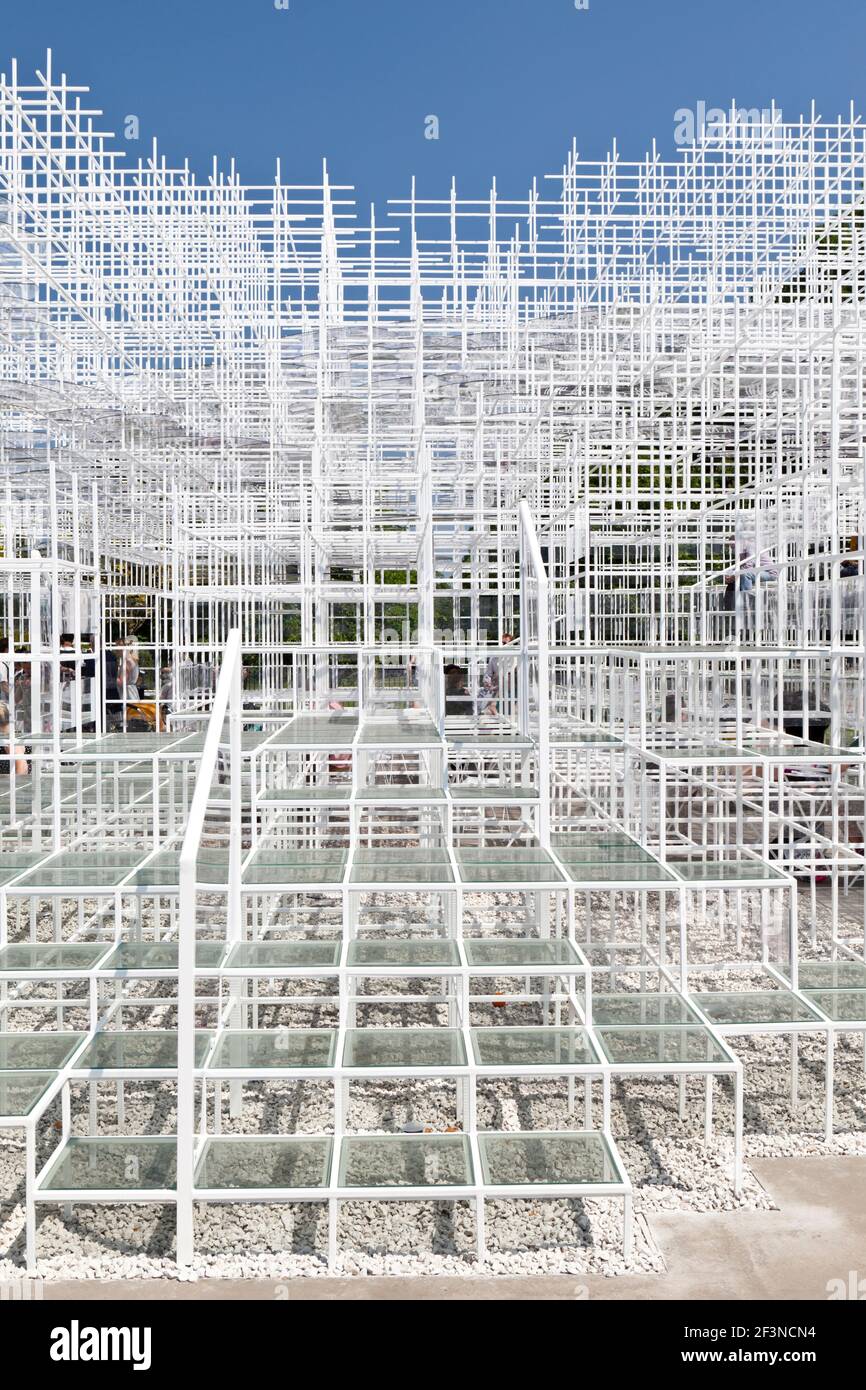 La structure en filigrane en acier de treillis du Serpentine Pavilion 2013, Kensington Gardens, Londres, W2, Angleterre. Banque D'Images