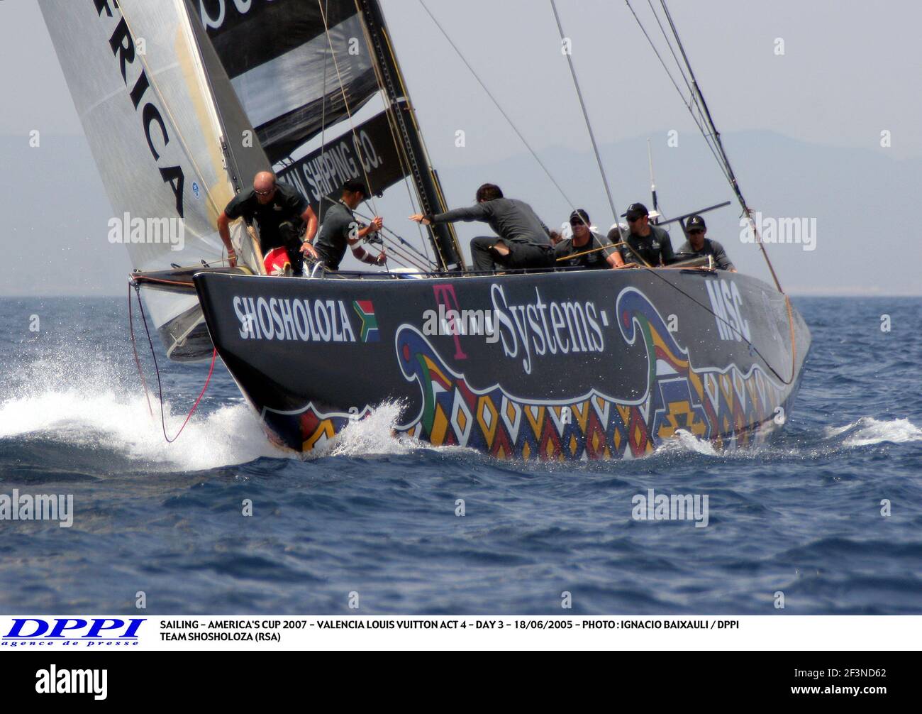 VOILE - COUPE DE L'AMÉRIQUE 2007 - VALENCIA LOUIS VUITTON ACT 4 - JOUR 3 - 18/06/2005 - PHOTO : IGNACIO BAAIXAULI / ÉQUIPE DPPI SHOSHOLOZA (RSA) Banque D'Images