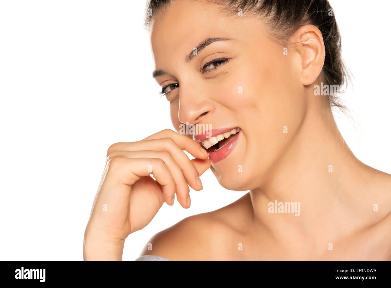 Portrait d'une jeune femme en train de rire sur fond blanc Banque D'Images