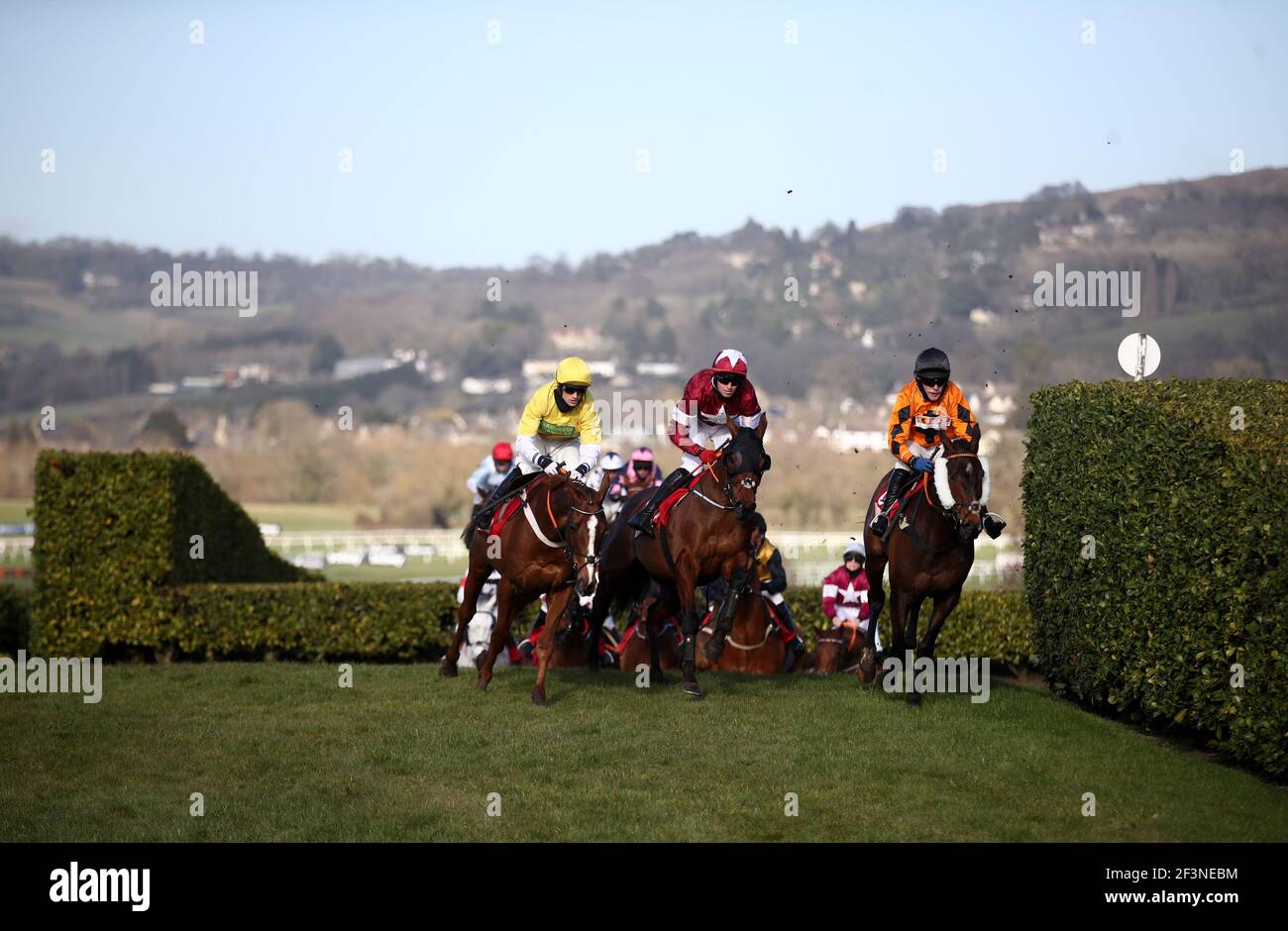 Tiger Roll est monté par Keith Donoghue (au centre) sur le chemin de la victoire de Glenfarclas Chase (Cross Country Chase) le deuxième jour du Cheltenham Festival à Cheltenham Racecourse. Date de la photo: Mercredi 17 mars 2021. Banque D'Images