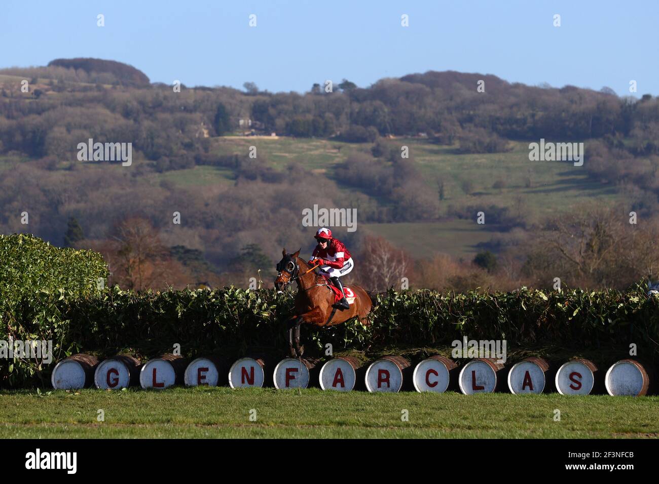 Tiger Roll, monté par Keith Donoghue, saute une clôture pendant la Glenfarclas Chase pendant la deuxième journée du Cheltenham Festival à Cheltenham Racecourse. Date de la photo: Mercredi 17 mars 2021. Banque D'Images