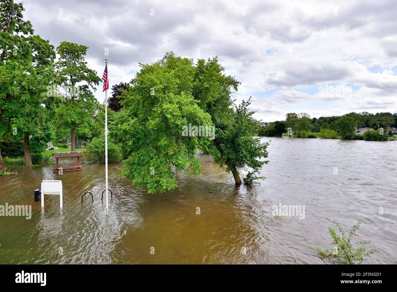 South Elgin, Illinois, États-Unis. La rivière Fox déborde de ses berges après de fortes pluies d'été sur une période de plusieurs jours. Banque D'Images