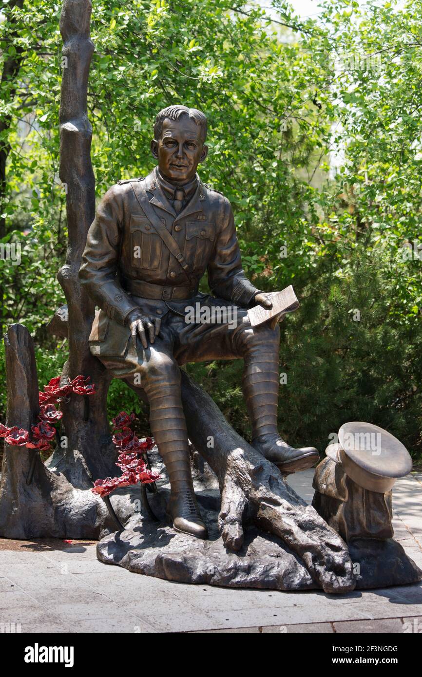 Canada,Ontario,Ottawa,statue de John McCrae auteur du poème 'Flanders Fields' Banque D'Images