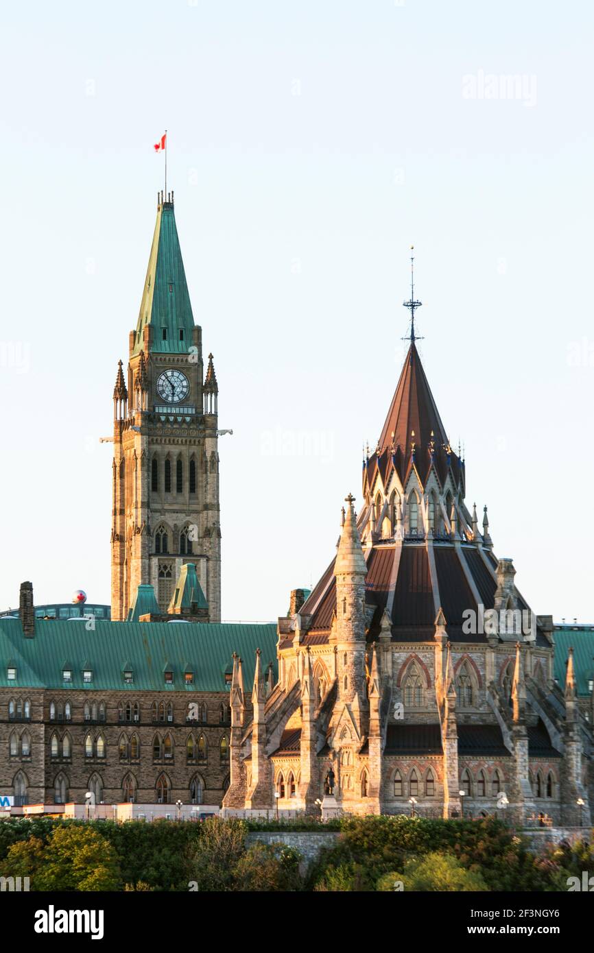 Canada, Ontario, Ottawa, Colline du Parlement, avec la Tour de la paix et la Bibliothèque sur le Parlement Banque D'Images