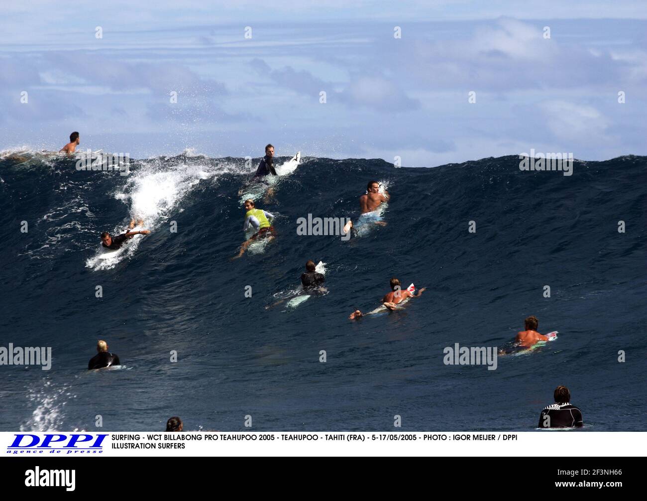 SURF - WCT BILLABONG PRO TEAHUPOO 2005 - TEAHUPOO - TAHITI (FRA) - 5-17/05/2005 - PHOTO : IGLOR MEIJER / DPPI ILLUSTRATION SURFERS Banque D'Images
