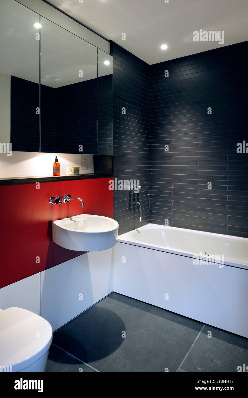 Salle de bains familiale, rez-de-chaussée - Stan Bolt Architect (www.stanboltarchitect.com) Banque D'Images