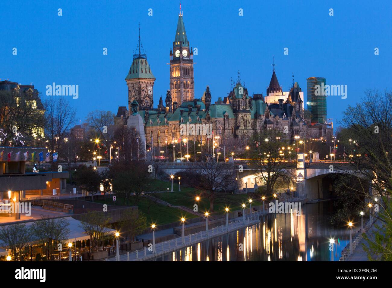 Canada, Ontario, Ottawa, Parlement les édifices du Canada illuminés au crépuscule et le canal Rideau Banque D'Images