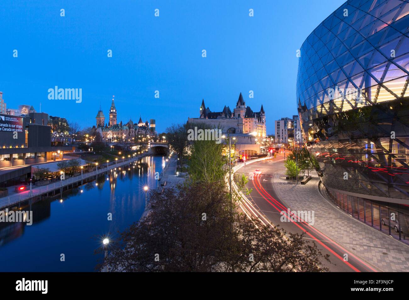 Canada,Ontario,Ottawa,Centre des congrès d'Ottawa,Centre Shaw avec le canal Rideau, les édifices du Parlement et l'hôtel Château Laurier Banque D'Images