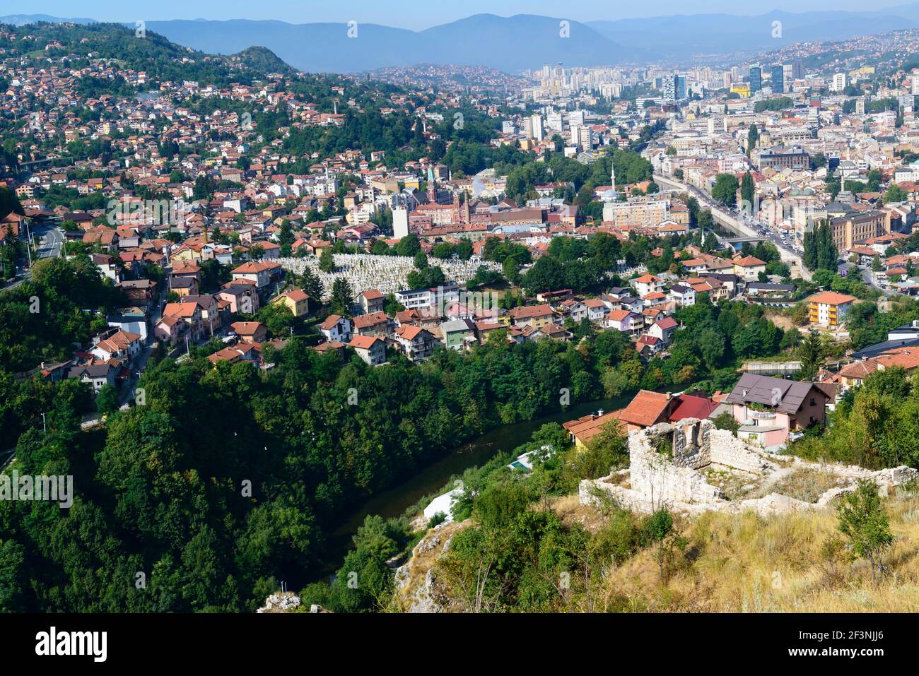Vue sur la ville depuis les montagnes de Sarajevo, capitale de la Bosnie-Herzégovine. Banque D'Images