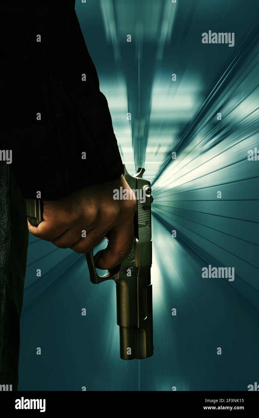 homme avec une arme à feu en main, image de crime mystère pour la couverture de livre Banque D'Images