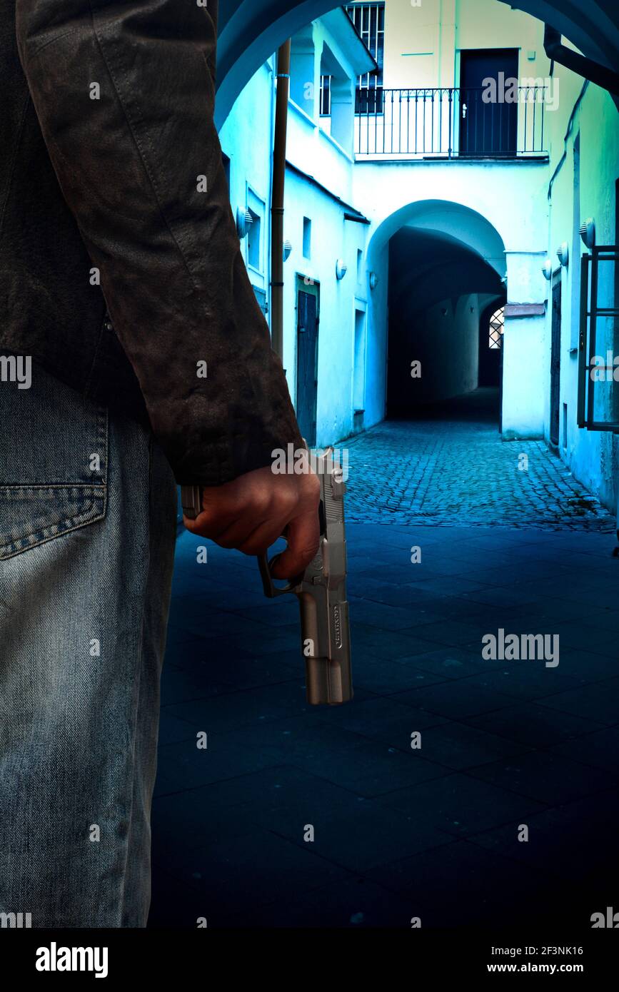 homme avec une arme à feu en main, image de crime mystère pour la couverture de livre Banque D'Images