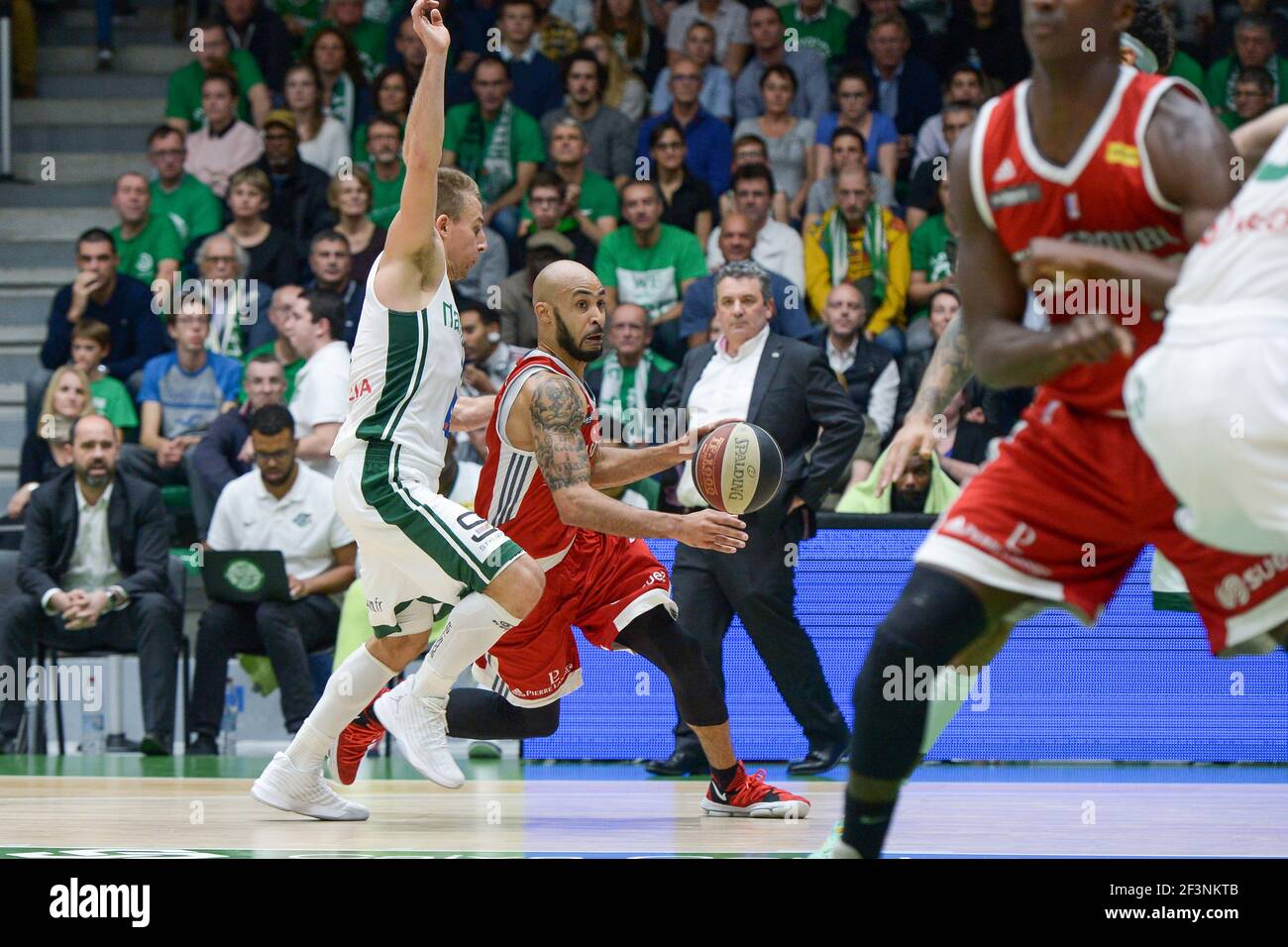 David Logan de SIG Strasbourg et Heiko Schaffartzik de Nanterre 92 lors du championnat de France Pro UN match de basket-ball entre Nanterre 92 et SIG Strasbourg le 30 octobre 2017 au Palais des Sports Maurice Thorez à Nanterre, France - photo I-HARIS / DPPI Banque D'Images