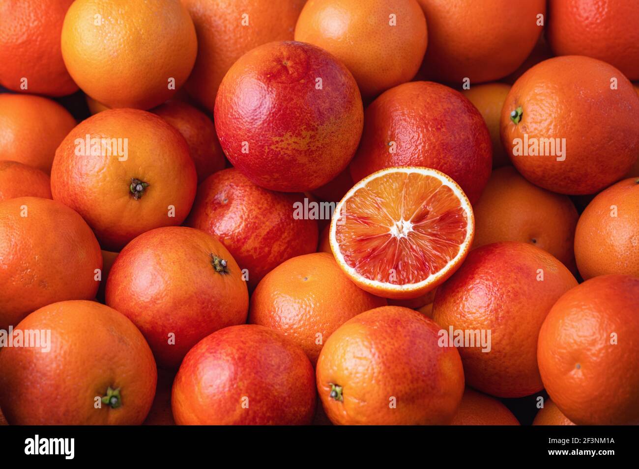 Beaucoup d'oranges sanguines, entières et coupées en deux (plein format) Banque D'Images