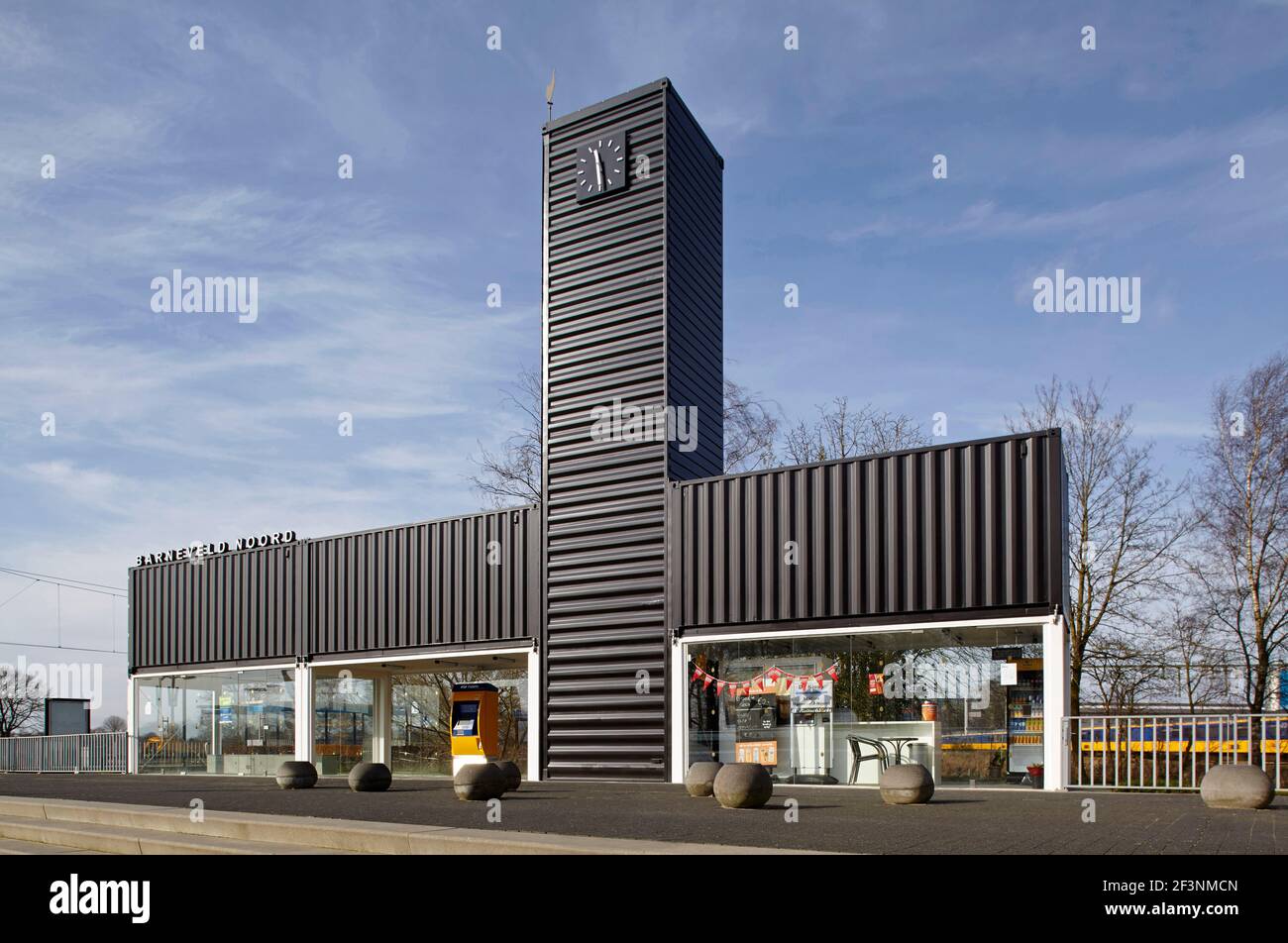 Station Barneveld Noord, un bâtiment surprenant avec une tour centrale et de grands panneaux de verre, la création d'une croix. Banque D'Images