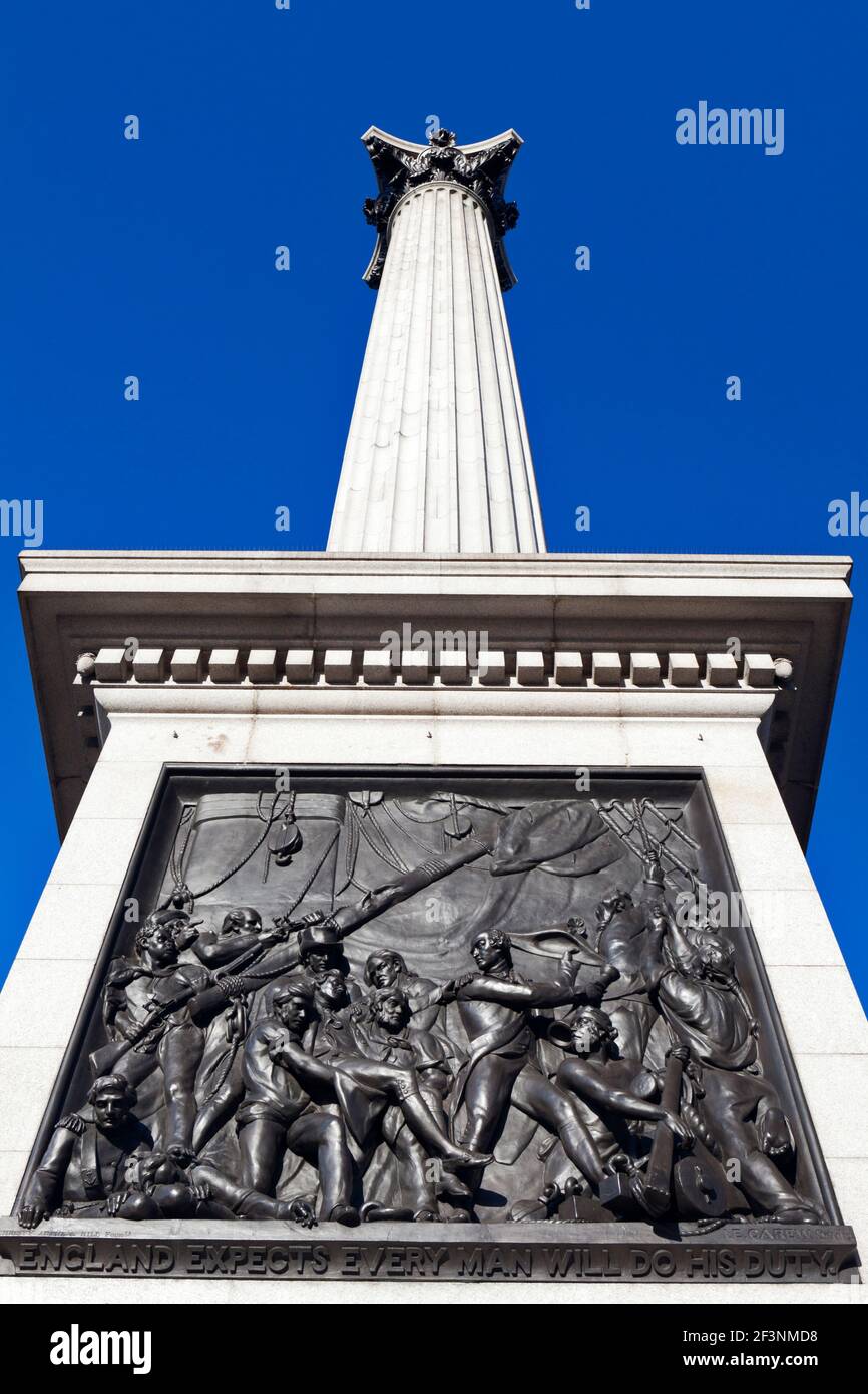 Le panneau de relief en bronze, situé à la base de la colonne Nelson, illustre la mort de Nelson à Trafalgar, Trafalgar Square, London, WC2. Banque D'Images