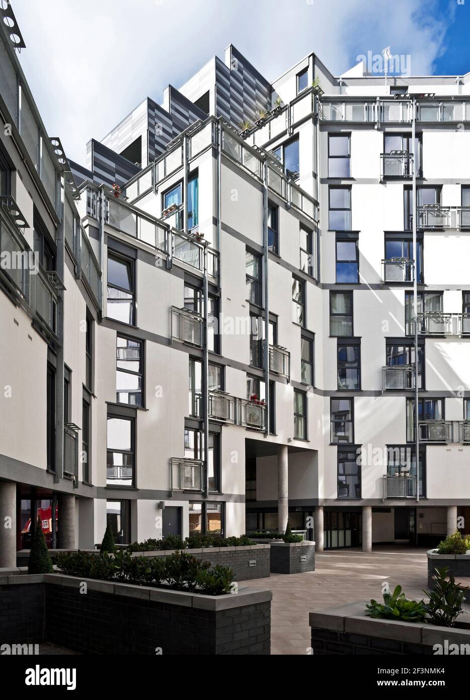 Wharton Square, social Housing avec panneaux horizontaux gris gradués à l'extérieur, agencer dans une forme octogonale autour d'une cour centrale. Banque D'Images