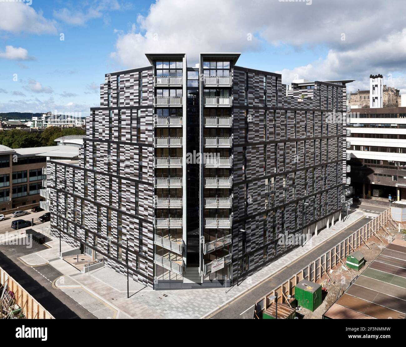 Wharton Square, social Housing avec panneaux horizontaux gris gradués à l'extérieur, agencer dans une forme octogonale autour d'une cour centrale. Banque D'Images