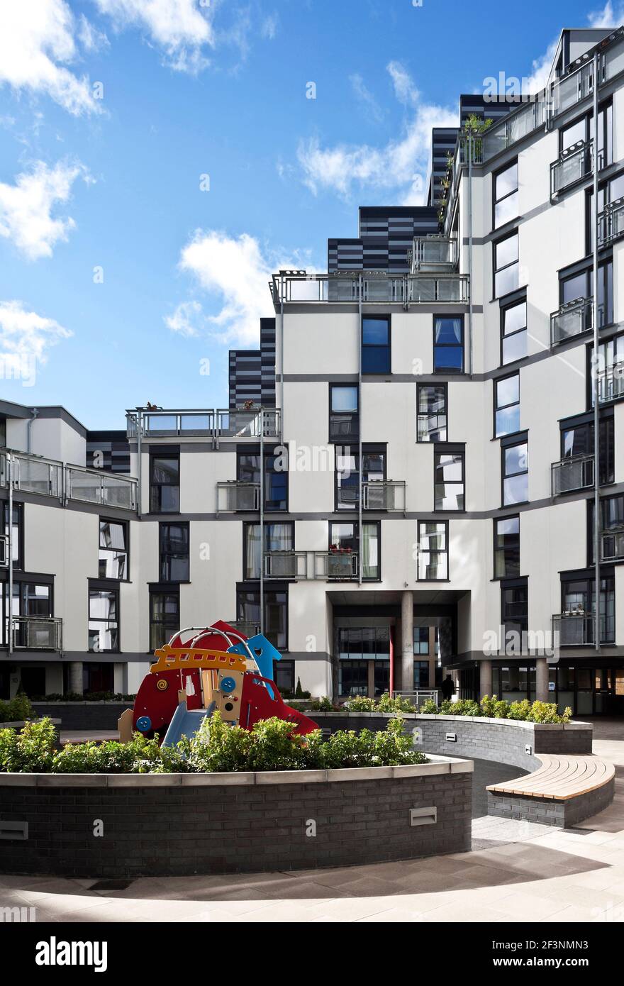 Wharton Square, social Housing avec panneaux horizontaux gris gradués à l'extérieur, agencer dans une forme octogonale autour d'une cour centrale. Banque D'Images