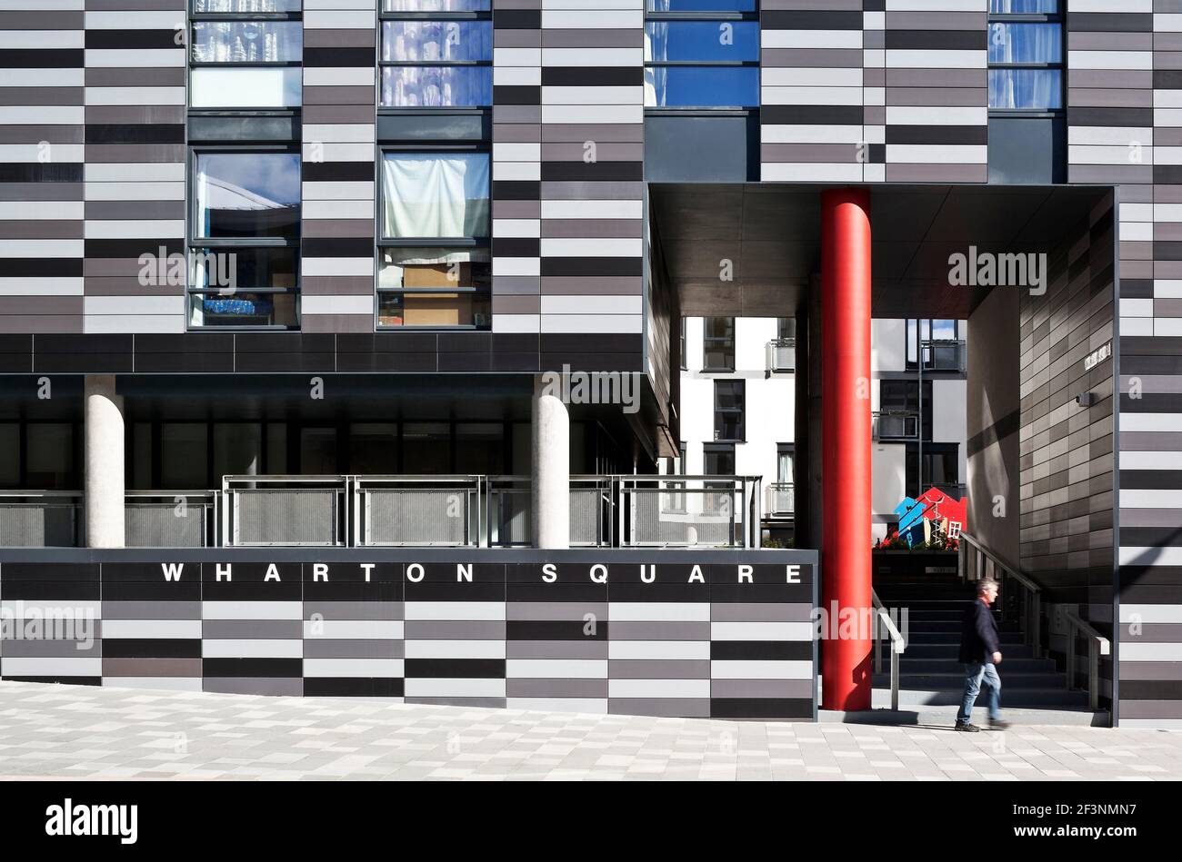 Wharton Square, social Housing avec panneaux horizontaux gris gradués à l'extérieur, agencer dans une forme octogonale autour d'une cour centrale. Banque D'Images