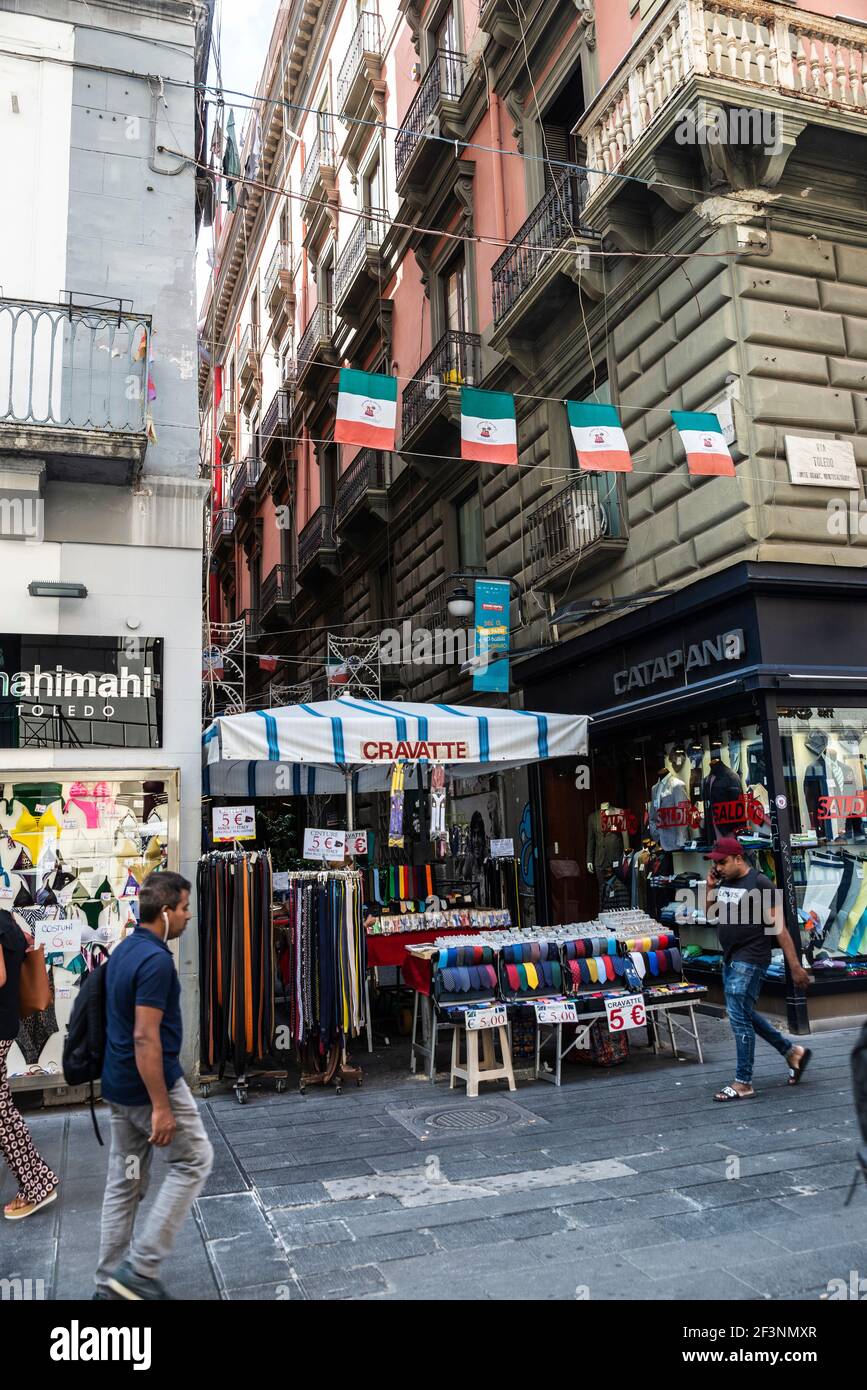 Naples, Italie - 9 septembre 2019 : via Toledo, rue commerçante avec une  cabine de vente de ceintures et de cravates et de personnes autour dans la  vieille ville de Naples, Italie Photo Stock - Alamy