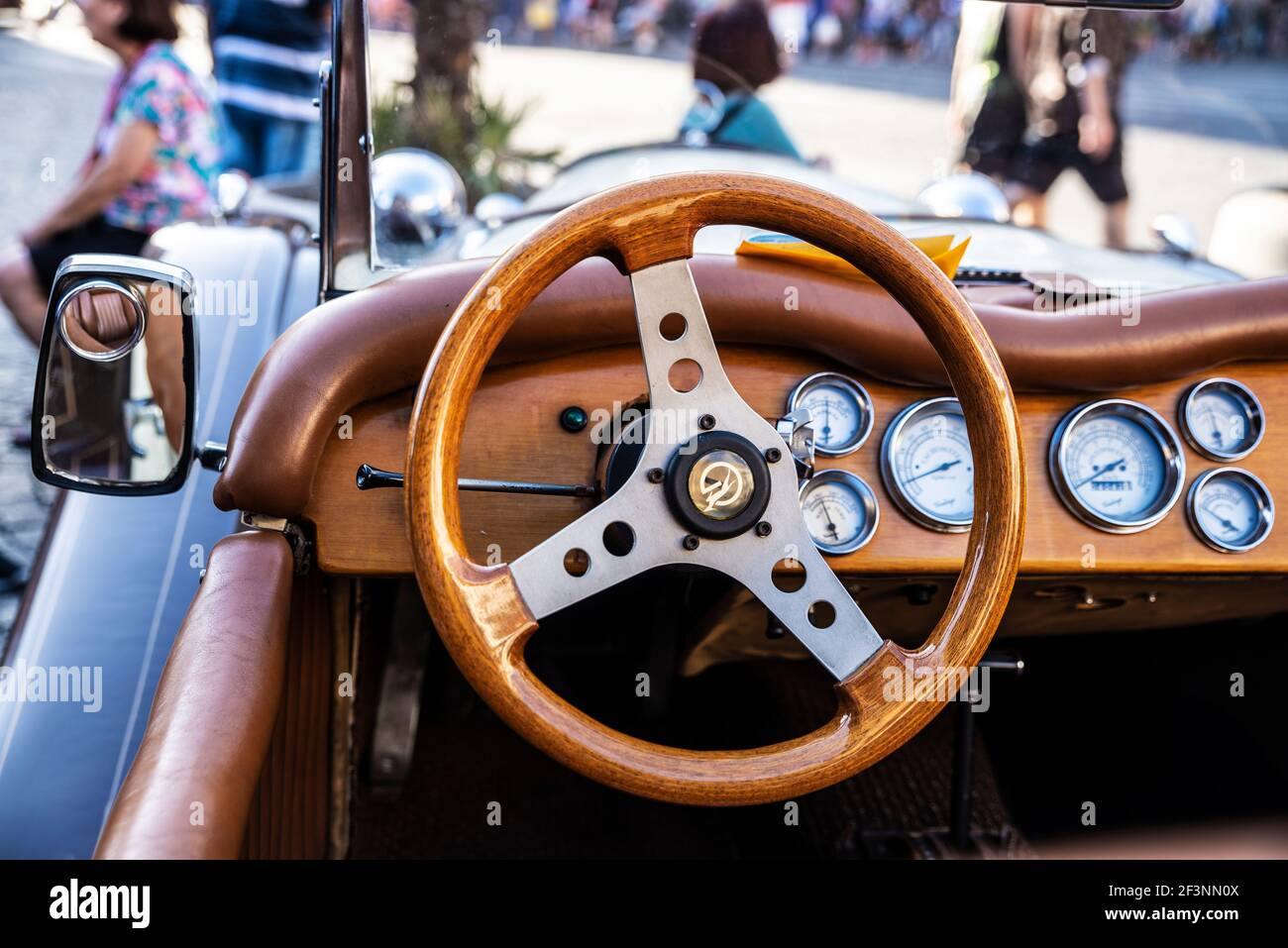 Naples, Italie - 9 septembre 2019 : volant et tableau de bord en bois d'une vieille voiture rétro des années 1920 de la marque Mercedes Benz garée sur une rade Banque D'Images