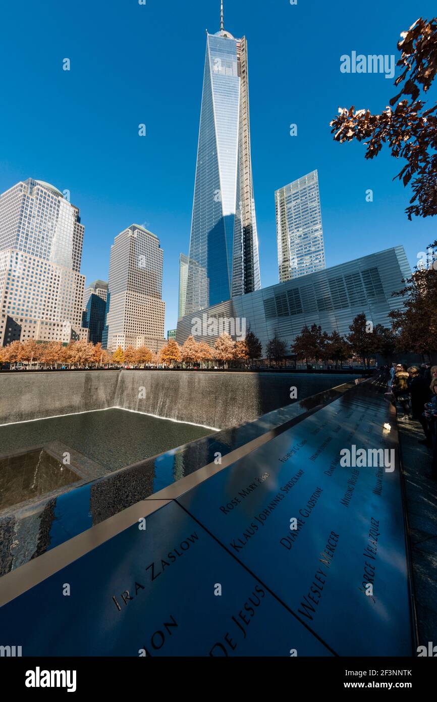 One World Trade Center vu de Mémorial National du 11 septembre. Banque D'Images