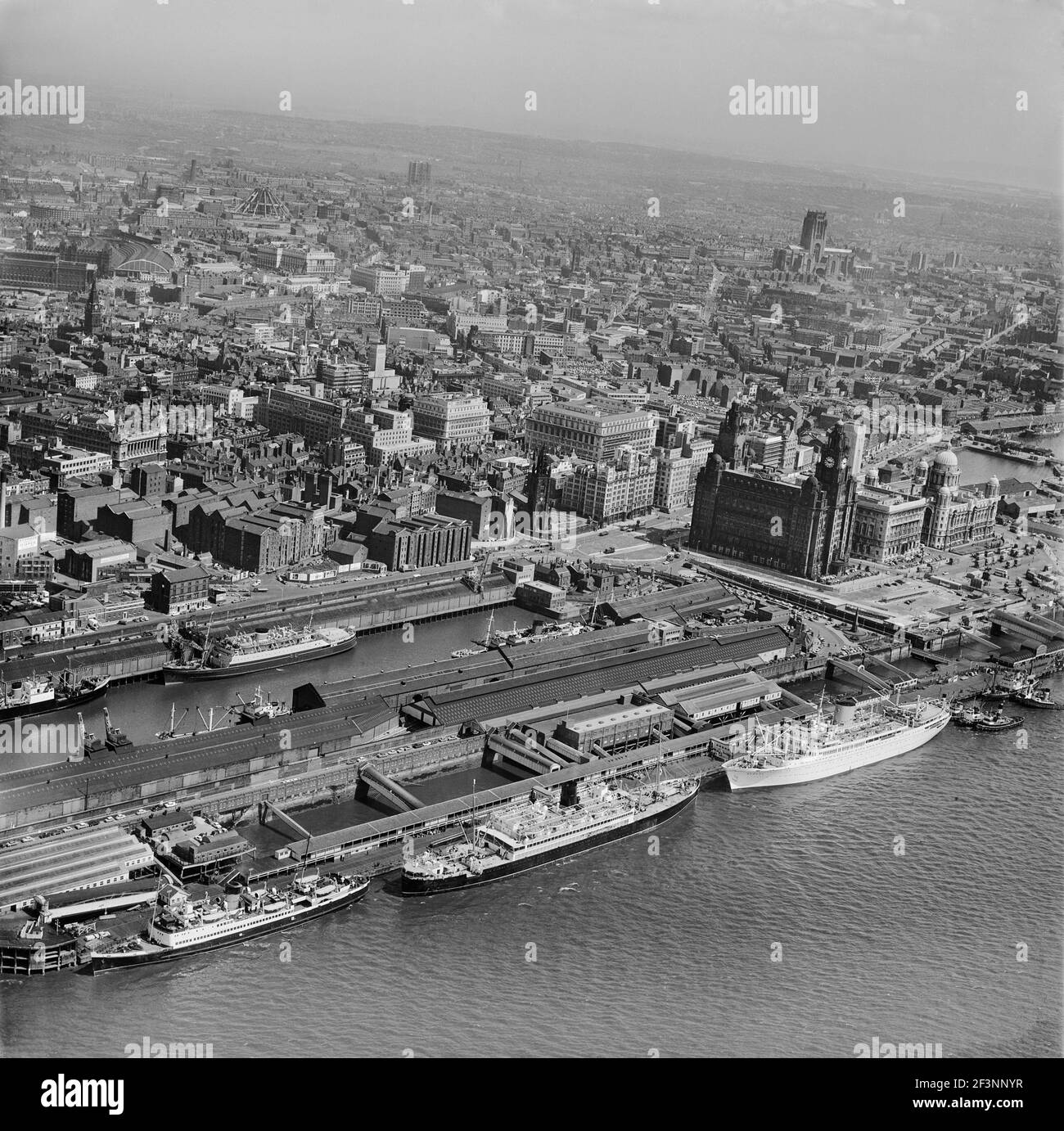 PIER HEAD, Liverpool. Photographie aérienne du quai du Prince et de la scène d'atterrissage du Prince, avec les trois Grâces au-delà en juillet 1964. Cette étape d'atterrissage Banque D'Images