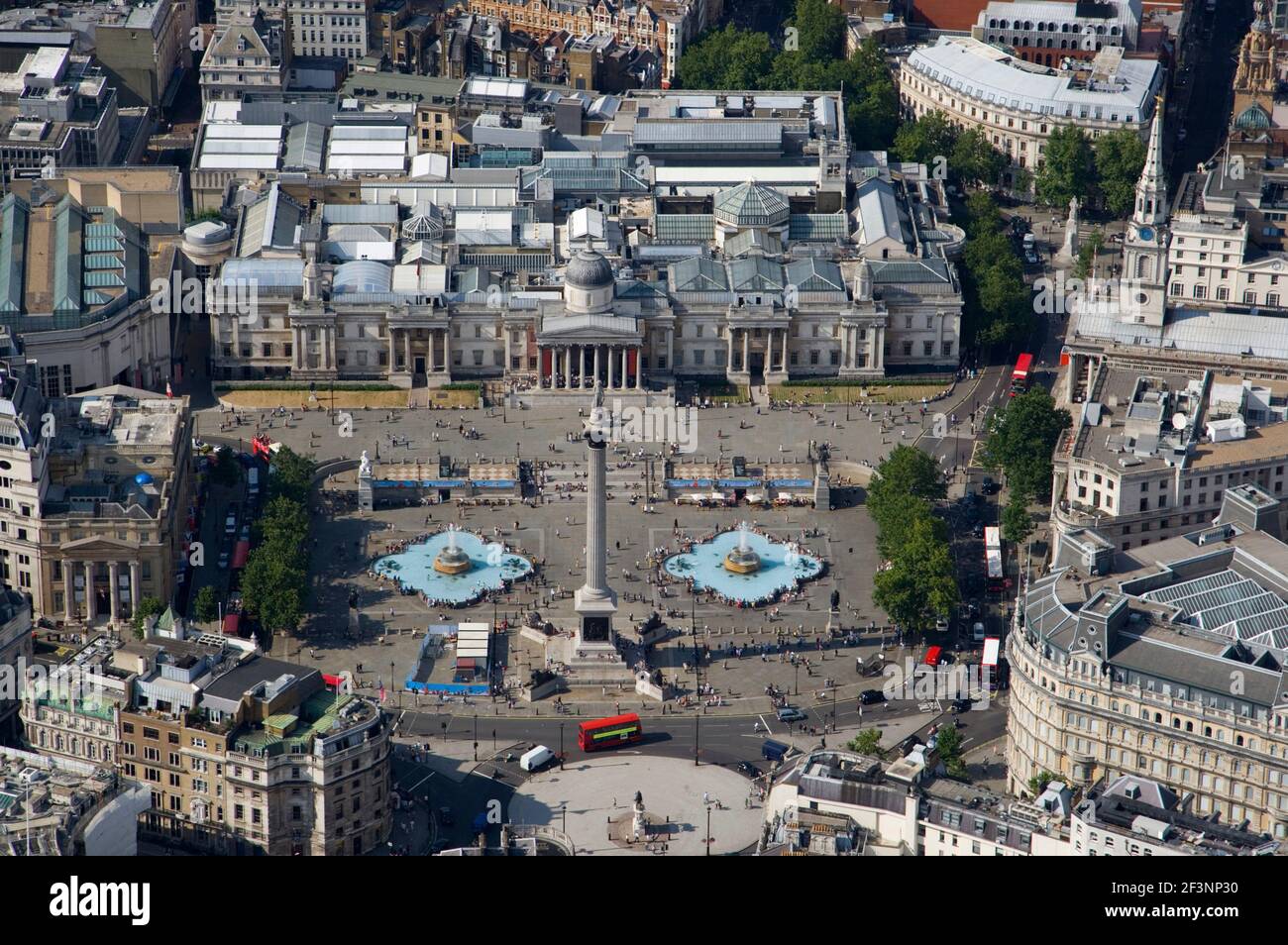 TRAFALGAR SQUARE, Londres. Vue aérienne de la place montrant la colonne de Nelson et la National Gallery. Banque D'Images