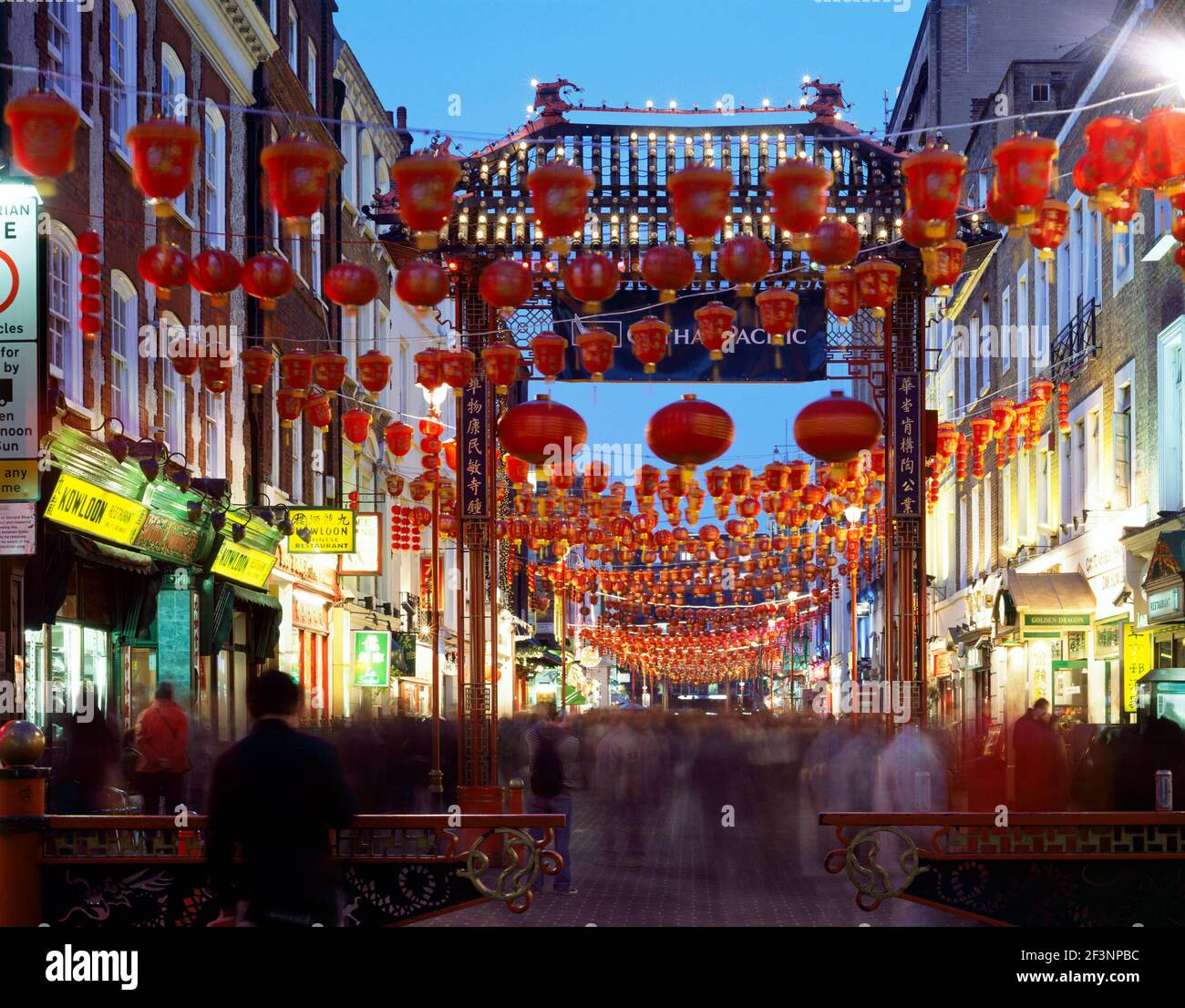 CHINATOWN, Gerrard Street, Londres. Vue générale de la ville de chine au crépuscule montrant la rue animée avec des lanternes rouges et la porte d'entrée. Banque D'Images