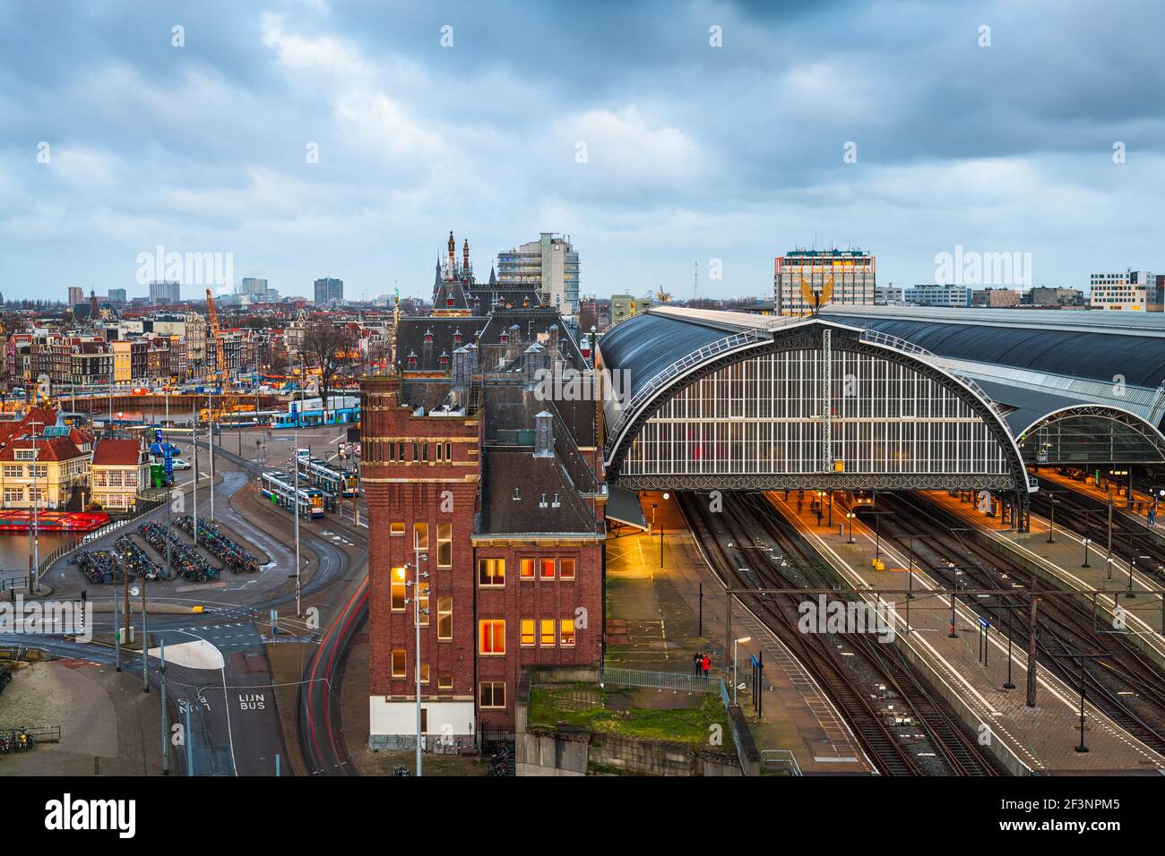 Amsterdam, pays-Bas, vue sur la gare centrale d'Amsterdam. Banque D'Images