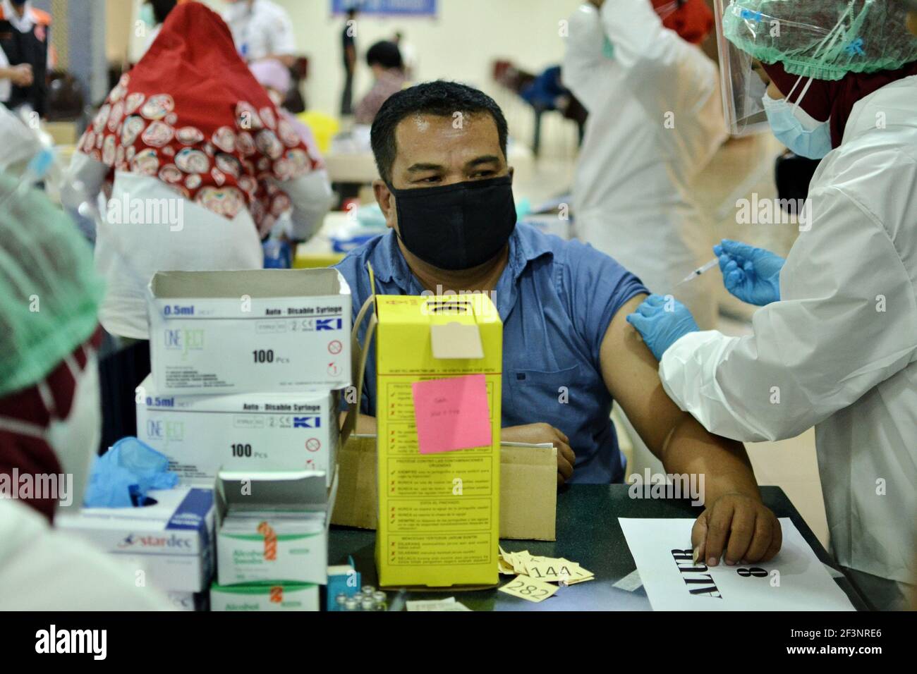 Vaccination de masse des travailleurs du marché à Jakarta, Indonésie Banque D'Images