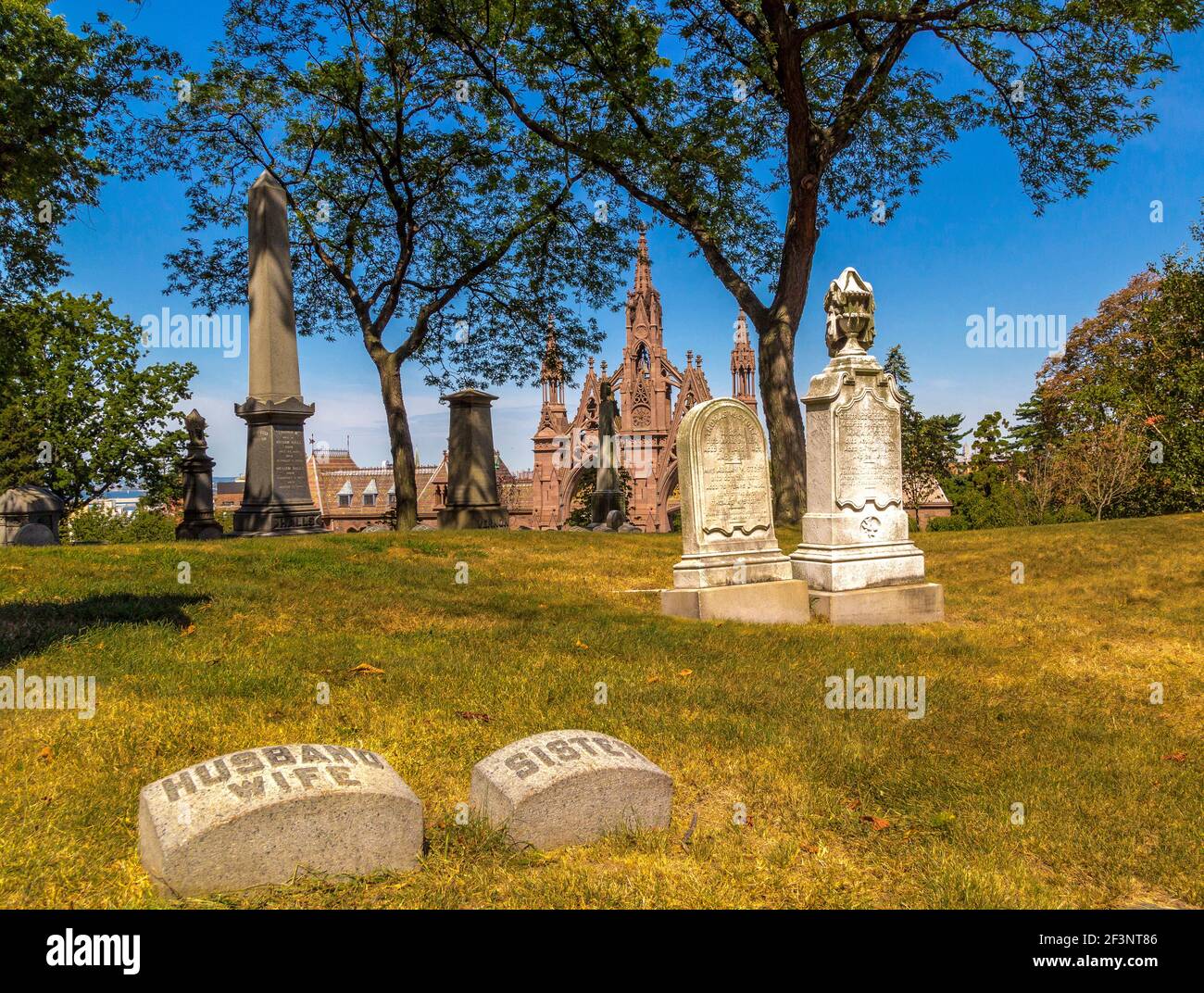 Les pierres de tête et la porte de renaissance gothique du cimetière Green-Wood de Brooklyn. Banque D'Images