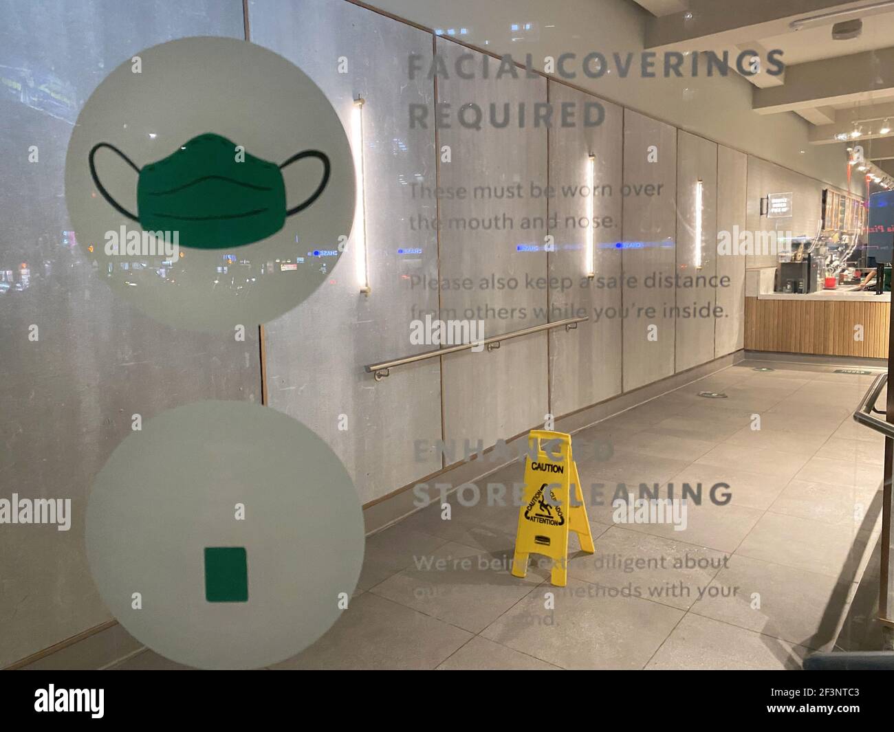 Starbucks, revêtements faciaux requis, affichage amélioré pour le nettoyage du magasin, Queens, New York Banque D'Images