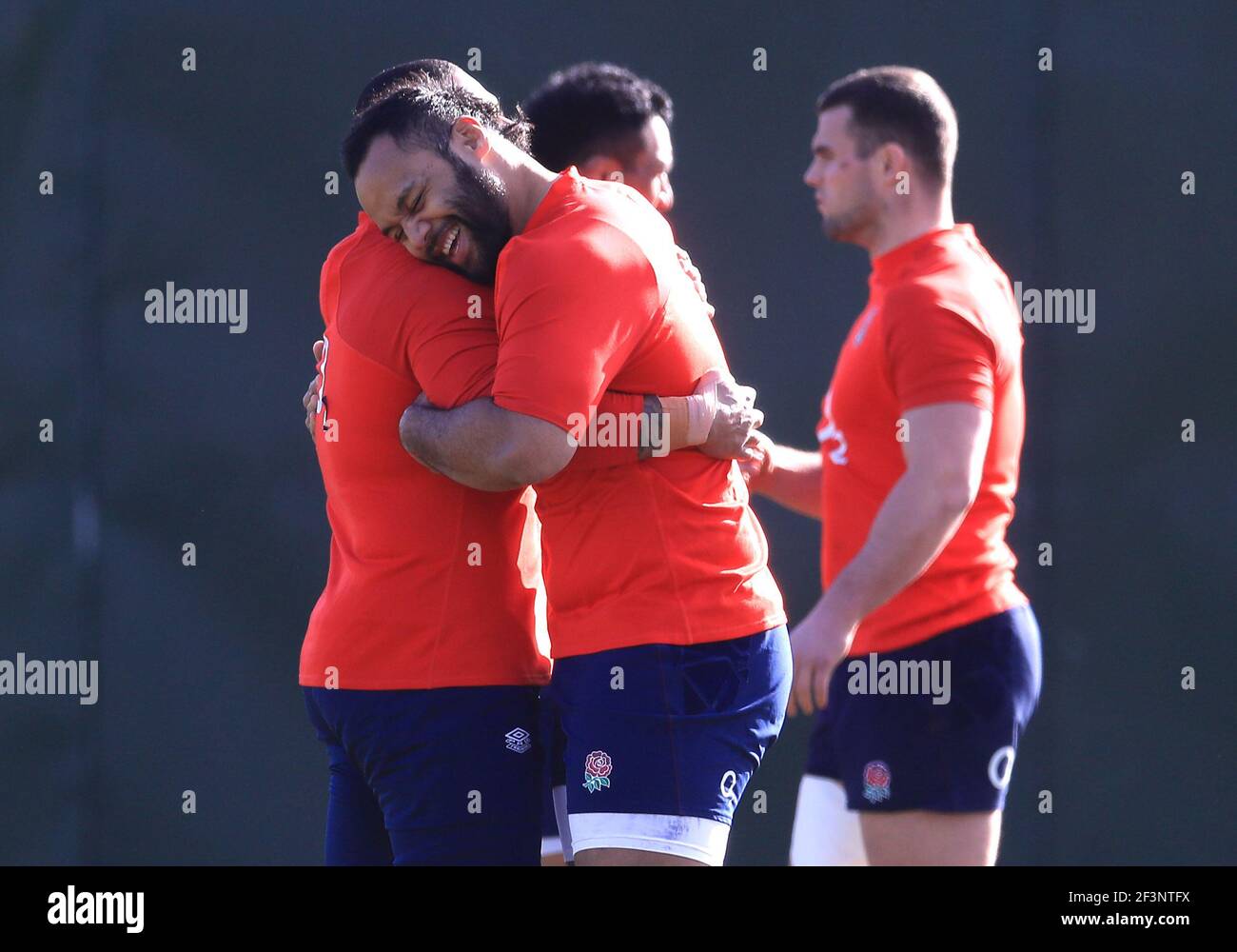 Billy Vunipola (au centre), en Angleterre, encadre un coéquipier lors d'une séance d'entraînement à l'hôtel Lensbury, Teddington. Date de la photo: Mercredi 17 mars 2021. Banque D'Images