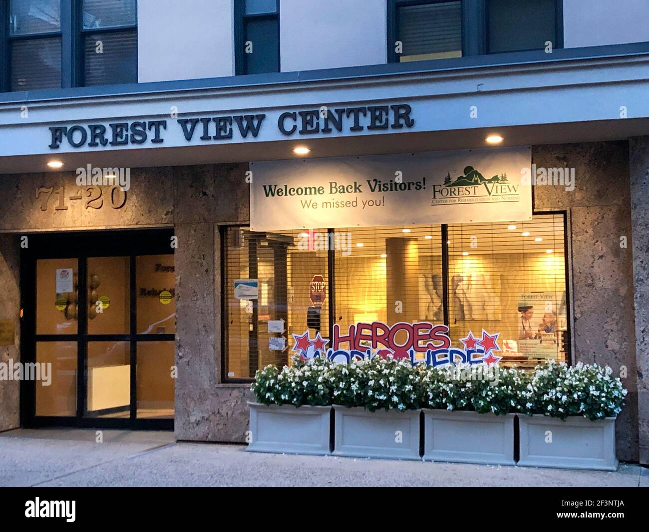 Forest View Center, Rehab et soins aux personnes âgées, panneau de bienvenue aux visiteurs à l'entrée, Queens, New York Banque D'Images