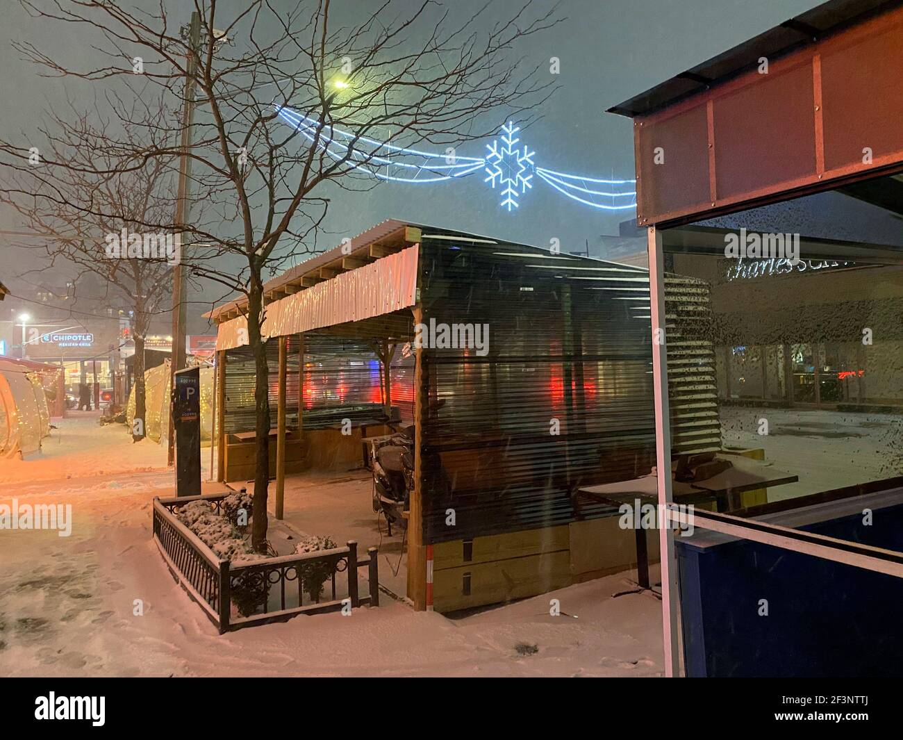 Restaurant ouvert à l'extérieur pendant la tempête de neige, Forest Hills, Queens, NY Banque D'Images