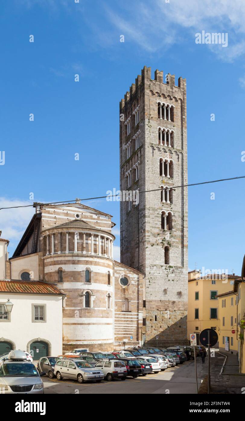 Vue générale sur l'architecture toscane typique, les maisons et les boutiques de Lucca, Toscane. Banque D'Images