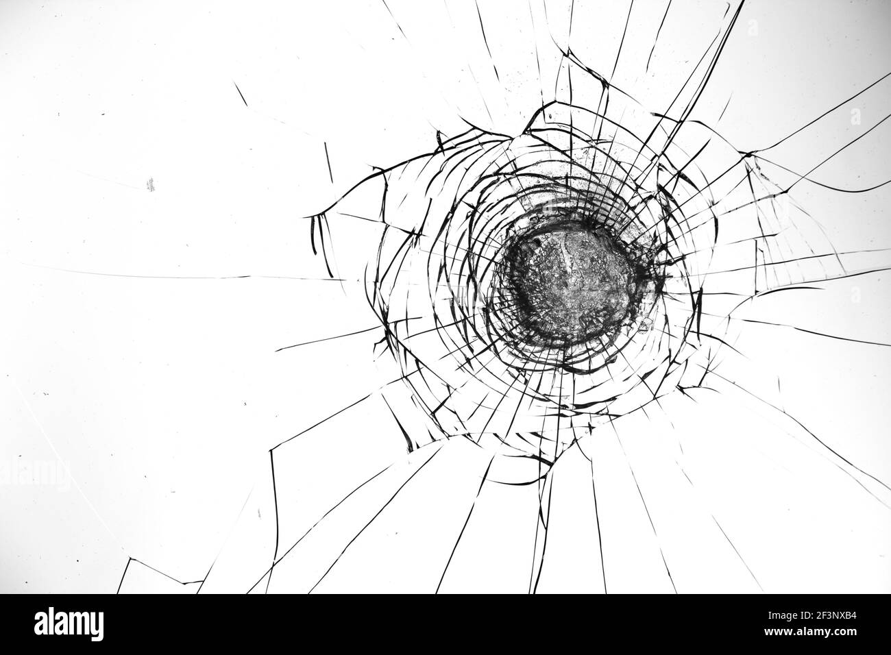 Fissures sur le verre sur fond blanc. Banque D'Images