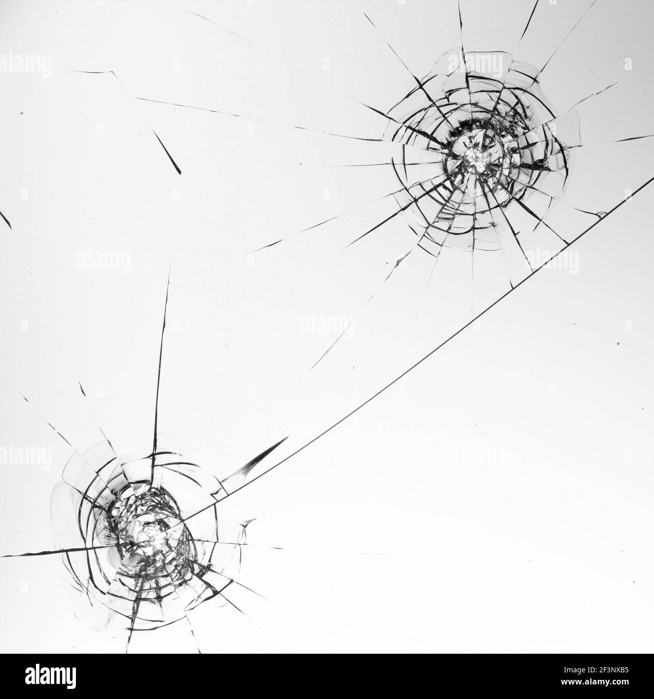 Fissures sur le verre sur fond blanc. Banque D'Images